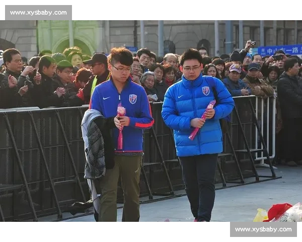 川超星光寄哀思：球迷亮灯送别小球迷林子金